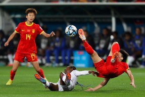 竞技场上精彩纷呈！球员们拼尽全力争胜的简单介绍