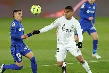 包含国际米兰意甲击败萨勒尼塔纳劳塔罗头球建功的词条