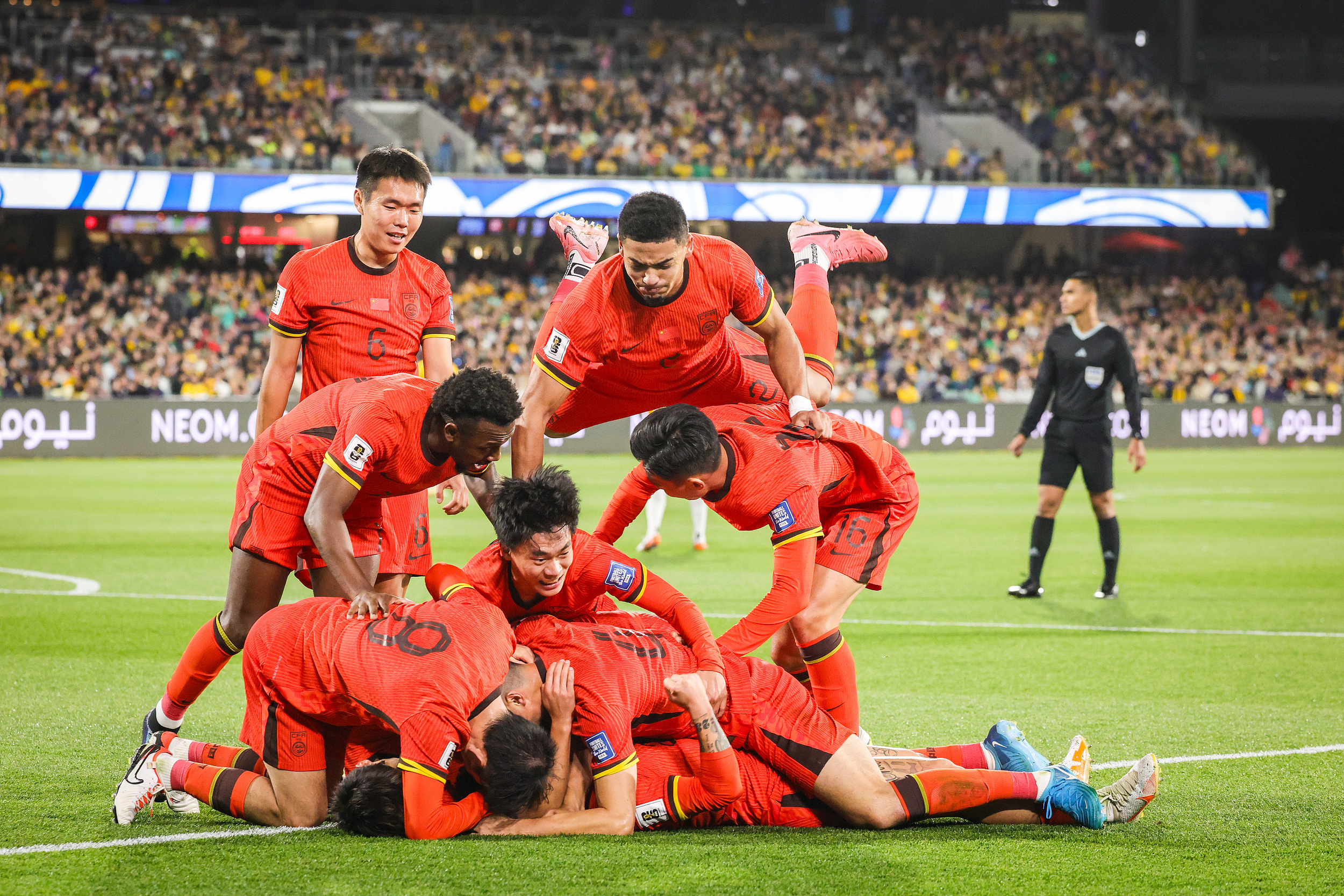 欧预赛：球队后防线漏洞频现遭遇进球潮(欧预赛比赛)