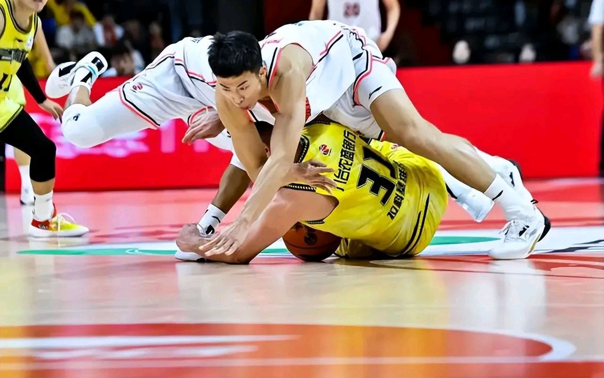 攻守两端发力，球队全面压制对手(攻守两端发力,球队全面压制对手是谁)