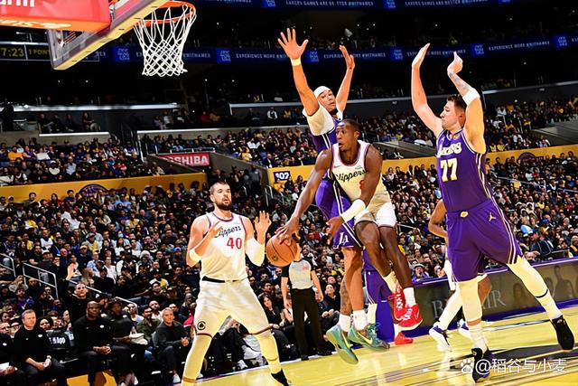 洛杉矶湖人NBA战胜丹佛掘金戴维斯补篮制胜(洛杉矶湖人队戴维斯)