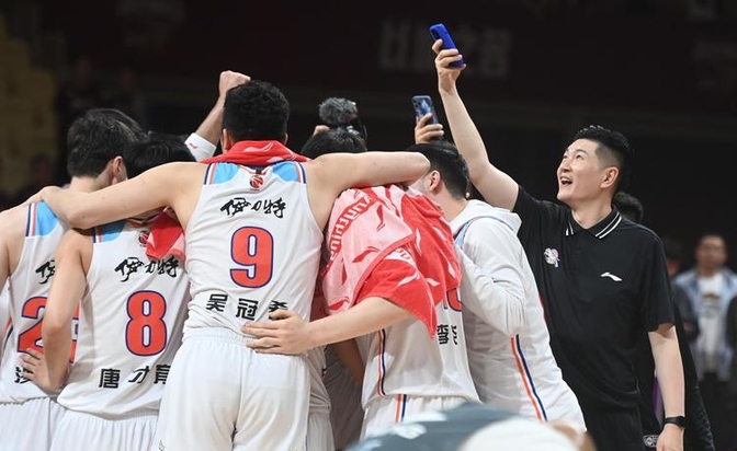 新疆广汇CBA稳胜山东高速，阿不都沙拉木全面发挥(新疆cba球员阿不都沙拉木)